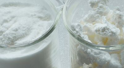 两种产品样品在烧杯中加入膨胀热塑性微球轻质填料，具有极低的密度。