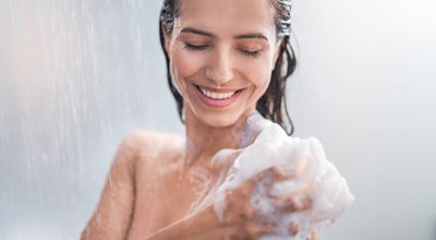 女孩用发胶洗澡，用泡芙洗脸。我们的产品组合包括高质量的聚合物、生物聚合物和特种表面活性剂，用于高性能彩妆、头发、皮肤和防晒配方。