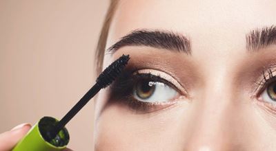 化妆师用睫毛膏为女模特化妆。我们的产品组合包括高质量的聚合物、生物聚合物和特种表面活性剂，用于高性能彩妆、头发、皮肤和防晒配方。