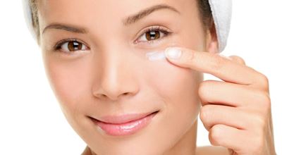 涂眼霜的女人。Nouryon的高品质聚合物、生物聚合物和特种表面活性剂产品组合，用于高性能彩色化妆品、头发、皮肤和防晒配方。