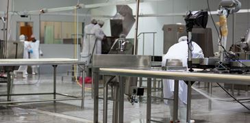 一个白色实验室外套喷涂设备的人在工业设施